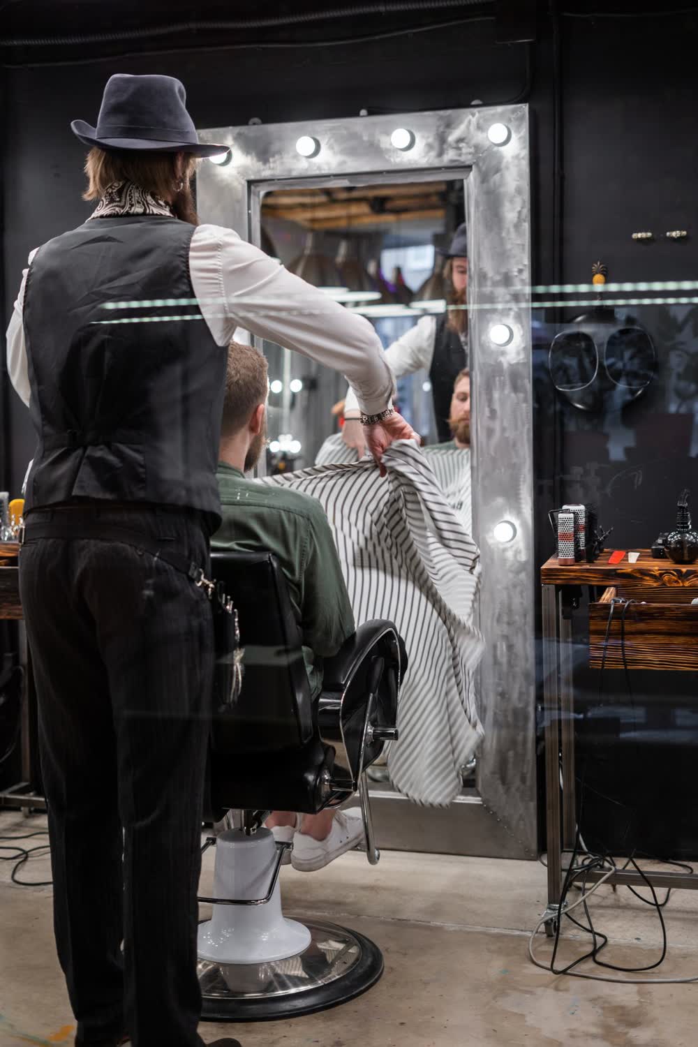 Barber knipt een klant in een moderne barbershop